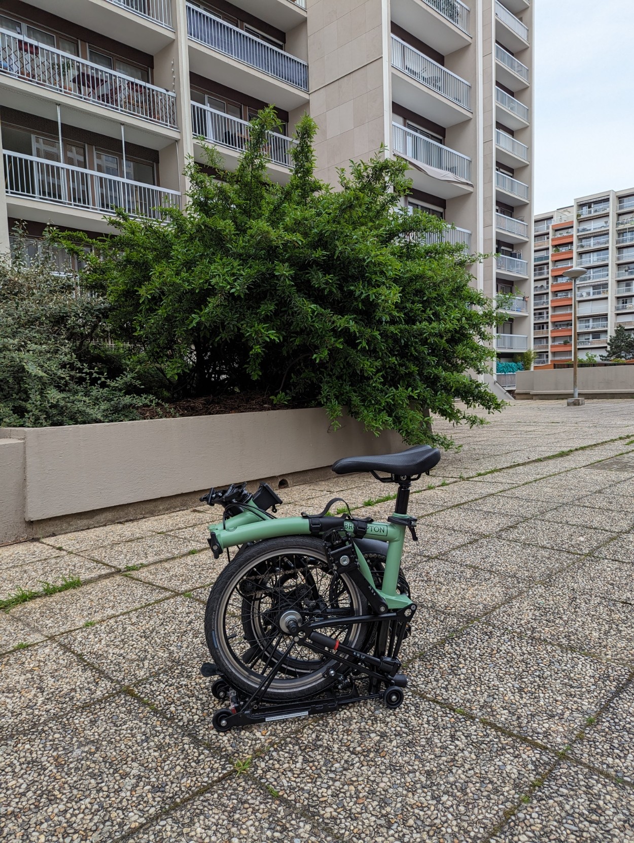 Un vélo Brompton plié à l'extérieur