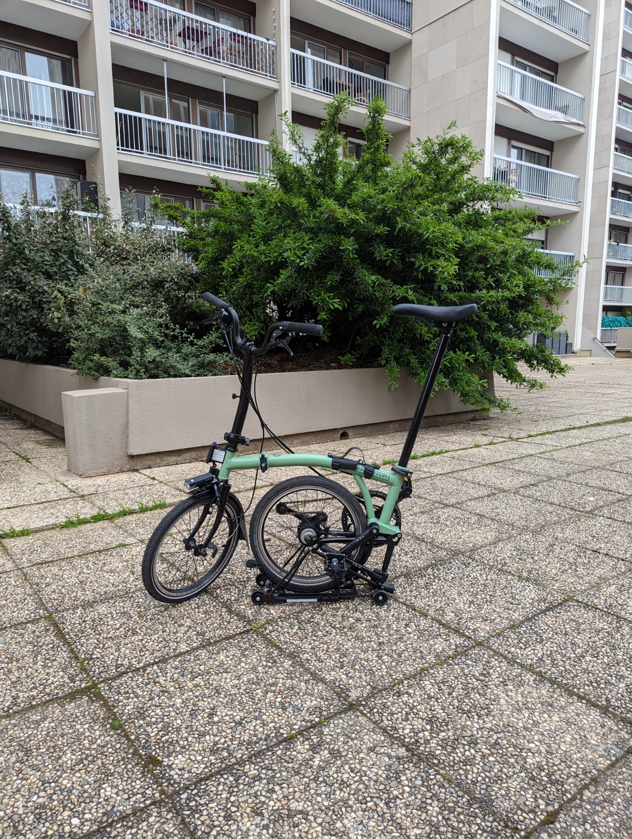 Un vélo Brompton déplié à l'extérieur