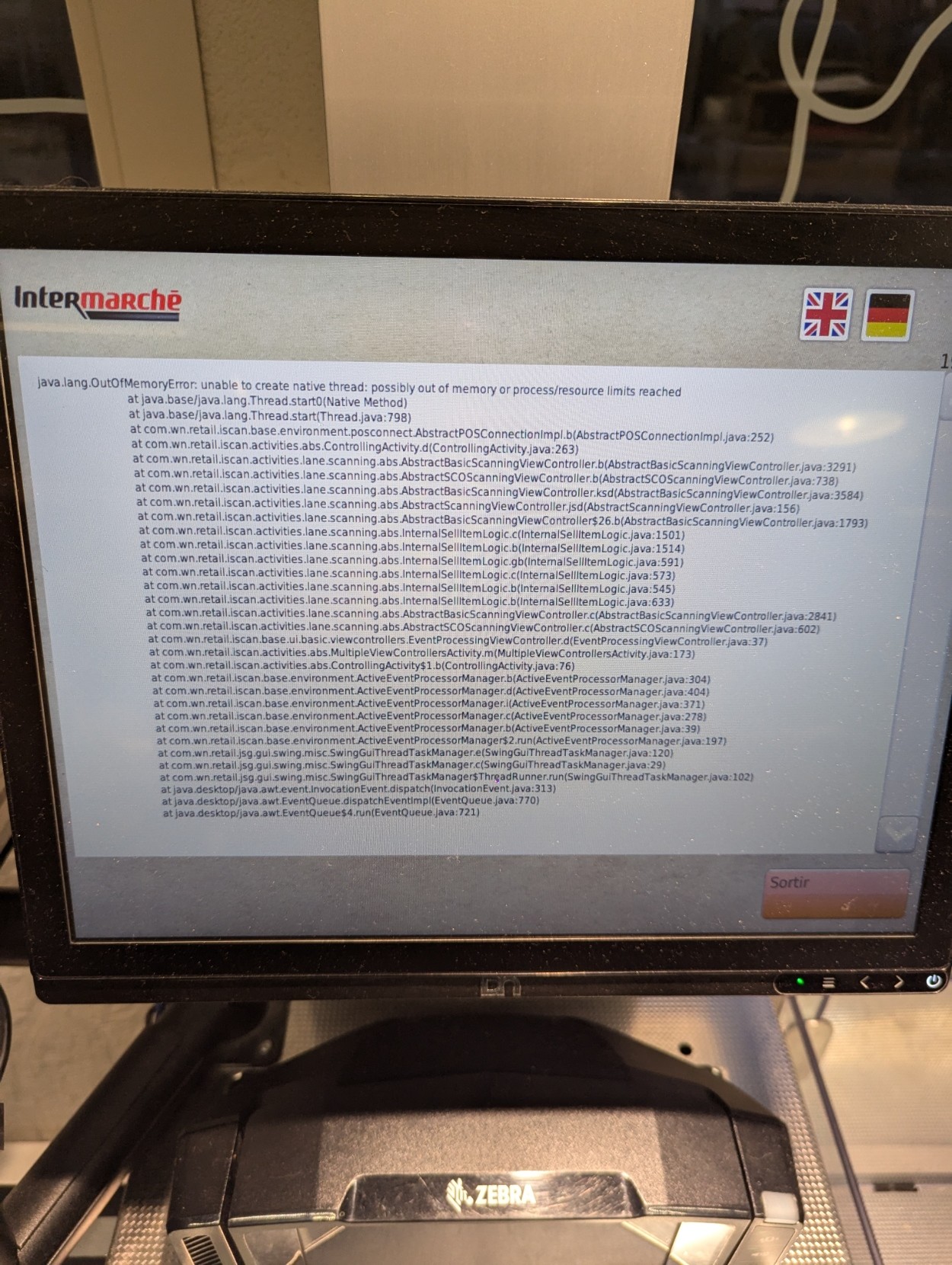 A self-checkout screen displaying a Java stacktrace for an out of memory error