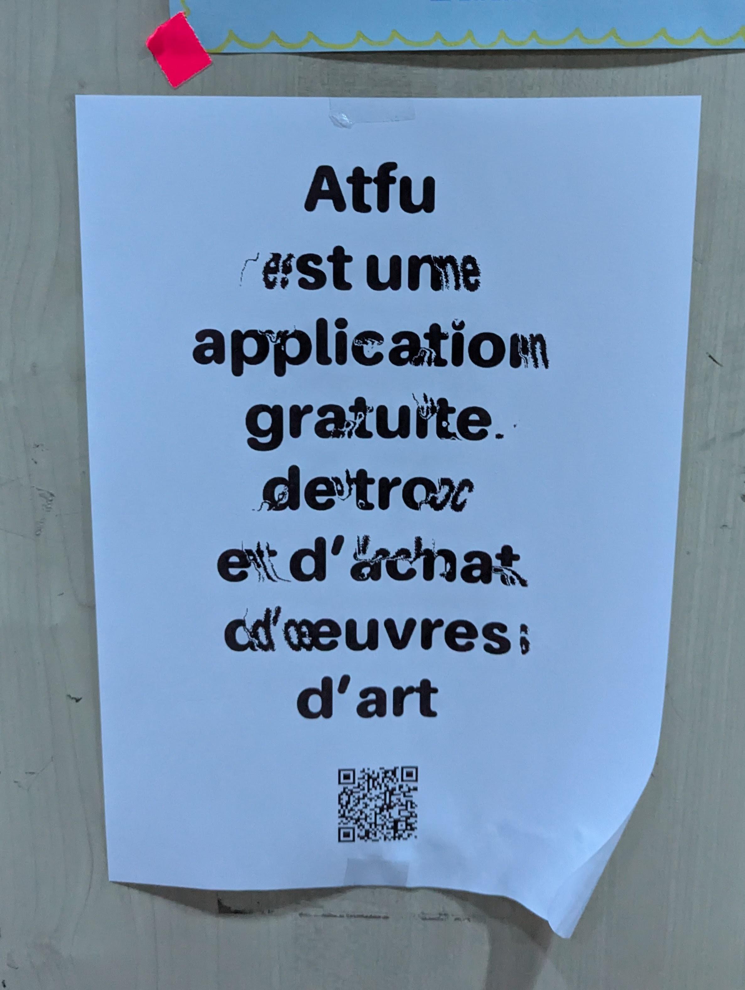 Une affiche faisant la promotion d'une application. Texte noir sur fond blanc avec un effet "glitch" qui rend certaines lettres illisibles ou pouvant être confuses avec d'autres (par exemple: un N qui ressemble à un M, ou un C à un X en cursive)