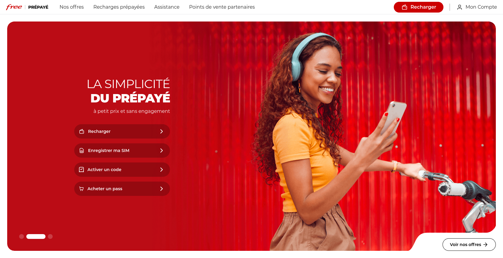 Capture d'écran de la page d'accueil des forfaits prépayés Free Mobile. Une image promotionnelle met en avant une femme : elle a un casque audio sur les oreilles, tient le guidon d'un vélo d'une main et regarde un téléphone qu'elle tient dans son autre main.